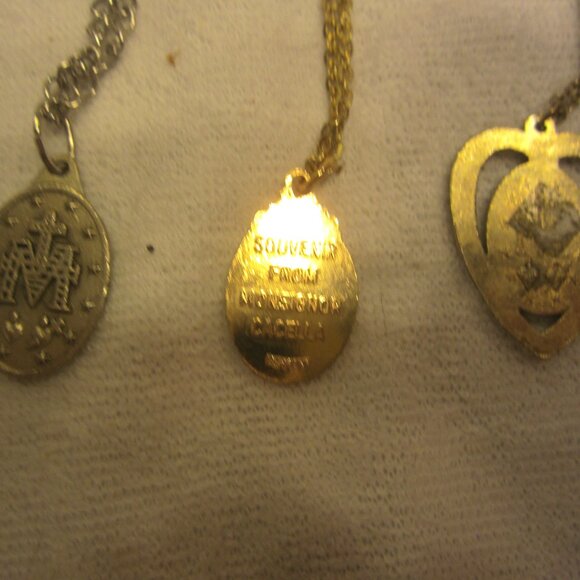VTG RELIGIOUS PENDANTS W/CHAINS, PRICE IS EACH - Picture 8 of 10